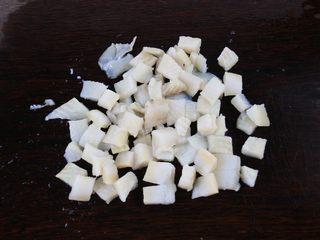 3、香烤鱼米花,解冻好后,清洗干净,切成大约长宽为1cm大小的小块。