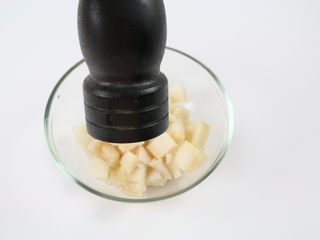 4、香烤鱼米花,把鲽鱼放入小碗里,加入适量的胡椒粉。