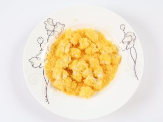 10、香烤鱼米花,最后放入面包糠中滚一圈,确保每一面都沾上面包糠。