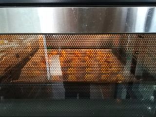 13、香烤鱼米花,烤箱180度预热,预热完成后,放入烤盘,180度,烤10分钟左右。时间结束后,取出。