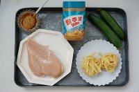 1、春日花生酱清爽意面,准备好食材，此处选用四季宝柔滑花生酱，喜欢颗粒感的小主们也可选用颗粒花生酱。