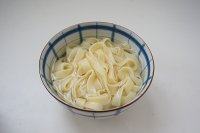 8、春日花生酱清爽意面,煮熟的意面捞出来过冷水。