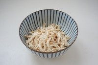 9、春日花生酱清爽意面,煮好的鸡胸肉撕成小条。请拿出手撕前男友的动力，保证撕完一碗鸡胸肉，你瞌睡全无，精神焕发朝气蓬勃！