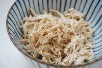 10、春日花生酱清爽意面,鸡丝里撒少许盐，加一勺芝麻油，半勺白糖，现磨黑胡椒粉，撒少许白芝麻，搅拌均匀即可。（别偷吃）