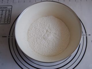 1、猪肉玉米馅饼,准备好普通面粉