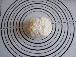 3、猪肉玉米馅饼,倒入剩余的温水揉成粗糙的面团，盖上保鲜膜静置20分钟