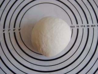 4、猪肉玉米馅饼,继续揉成光滑的面团后，盖住保鲜膜醒20分钟