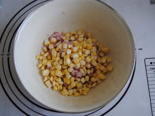 5、猪肉玉米馅饼,猪肉馅和甜玉米放入大碗内