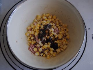 6、猪肉玉米馅饼,倒入所有配料