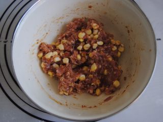 7、猪肉玉米馅饼,拌匀
