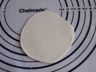 8、猪肉玉米馅饼,面团醒好后分成6个小面团，取一个擀成大约厚0.2CM的圆形