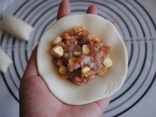 9、猪肉玉米馅饼,包入适量的猪肉玉米馅