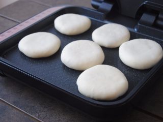 12、猪肉玉米馅饼,电饼档预热好后，刷上一层薄油，放入馅饼，一面煎3分钟，翻面