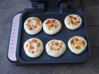 13、猪肉玉米馅饼,煎三分钟后再翻面煎3分钟，大约翻5次面即可