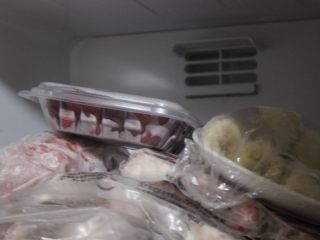 1、健康减肥奇亚籽布丁,（选择）把树莓放到冷藏冰箱里