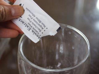 3、健康减肥奇亚籽布丁,在杯子里，倒进奇亚籽还有糖或蜂蜜（按照你自己的口味加，我建议糖加5ml或蜂蜜加10ml）