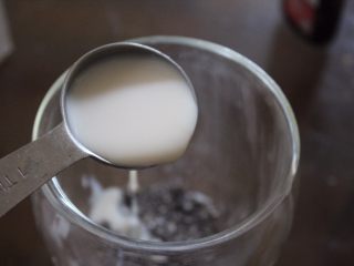 5、健康减肥奇亚籽布丁,加60ml牛奶，最好是脱脂的