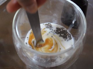 7、健康减肥奇亚籽布丁,全部都搅拌