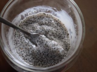 9、健康减肥奇亚籽布丁,过20-30分钟，奇亚过会变得很大，粘粘的