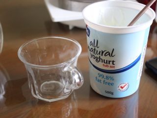 10、健康减肥奇亚籽布丁,奇亚籽膨胀后，准备好一个杯子和酸奶