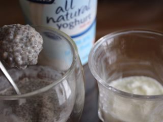 11、健康减肥奇亚籽布丁,加点酸奶，让后再把奇亚籽倒上去