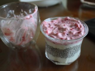 14、健康减肥奇亚籽布丁,加上去，在上面再加点树莓