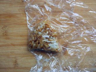 15、“属”于你—卡通儿童餐,另取适量酱油炒饭,按照同样操作,捏出大小合适的身体