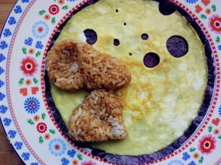 16、“属”于你—卡通儿童餐,摆在盘中头部下方