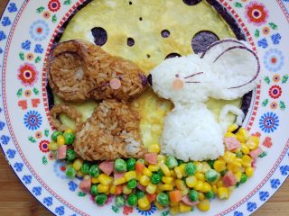 20、“属”于你—卡通儿童餐,切火腿片,用剪刀将刚才裁下来的烤紫菜剪成耳朵的轮廓,胡须,眼睛和腿部轮廓