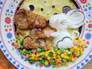 21、“属”于你—卡通儿童餐,将一小段香肠用小刻刀切出心形,摆在两只小鼠之间,并为小鼠搓两条手臂,做出捧心的样子