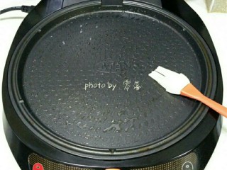 4、蛋皮西红柿,电饼铛刷油，启动预热程序；