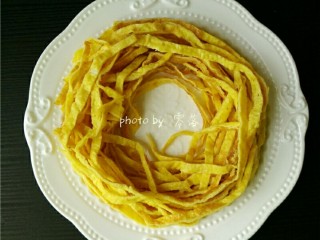 6、蛋皮西红柿,煎好的蛋皮，切丝，摆盘；