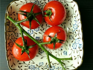 7、蛋皮西红柿,番茄洗净后，放进烤碗里；