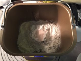 1、起酥手撕包,低筋面粉30g高筋面粉170g细砂糖50g奶粉12g鸡蛋40g盐3g干酵母4g水88g，先放入液体，再放粉类