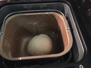 2、起酥手撕包,一个和面程序结束，加入黄油20g继续再启动和面程序，直到面团起筋，抻开面团时，可以勉强形成一层薄膜即可