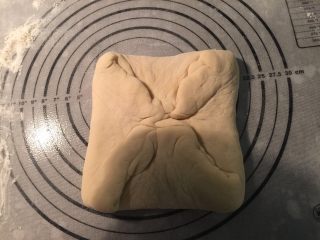 5、起酥手撕包,把黄油片包裹进面片里了，把收口压紧