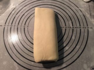 7、起酥手撕包,把三折好的面片再次放进冰箱冷藏松弛20分钟，重新擀开成长方形薄面片，在做一次四折