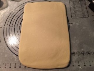 8、起酥手撕包,四折好的面片，冷藏松弛20分钟，并擀开成薄片