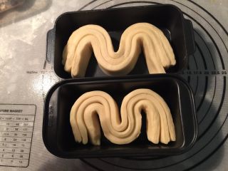 10、起酥手撕包,取3条，切面朝上，随意造型放入模具中，我的量做了2个