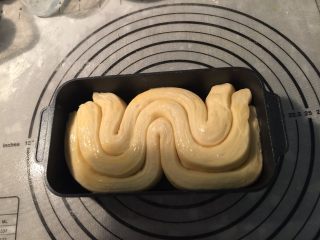 12、起酥手撕包,发酵完成后，刷上蛋液