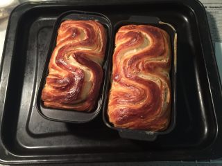 13、起酥手撕包,烤箱预热220度，烤10分钟，着色后加盖锡纸，烤箱转165度烤15分钟左右