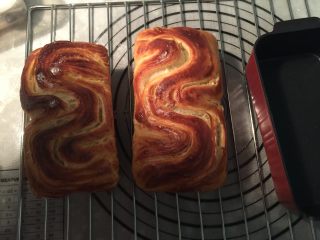 14、起酥手撕包,这是烤好的手撕包，稍微冷却脱模即可