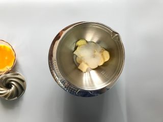 2、黑米旋风小蛋糕,黄油室温软化后加入细砂糖。