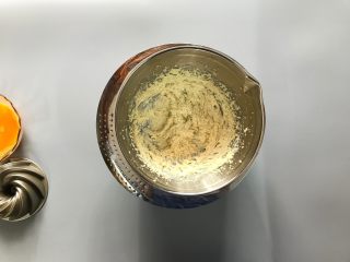 5、黑米旋风小蛋糕,打匀。