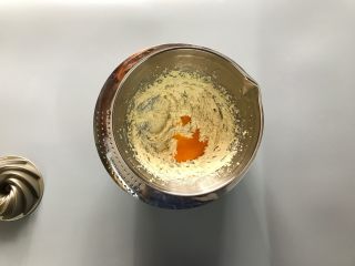 6、黑米旋风小蛋糕,分次加入蛋液。