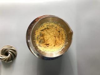 7、黑米旋风小蛋糕,每次都混合均匀后再加入下一次。