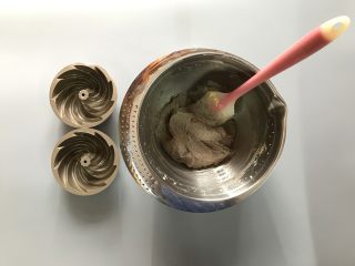 9、黑米旋风小蛋糕,翻拌均匀。