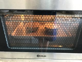 11、黑米旋风小蛋糕,放入事先170度预热好的烤箱中，烘烤30分钟左右。