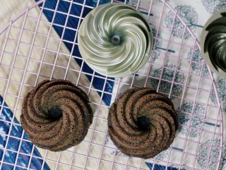 12、黑米旋风小蛋糕,脱模待凉。