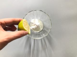 13、黑米旋风小蛋糕,糖粉中分次少量加入柠檬汁。